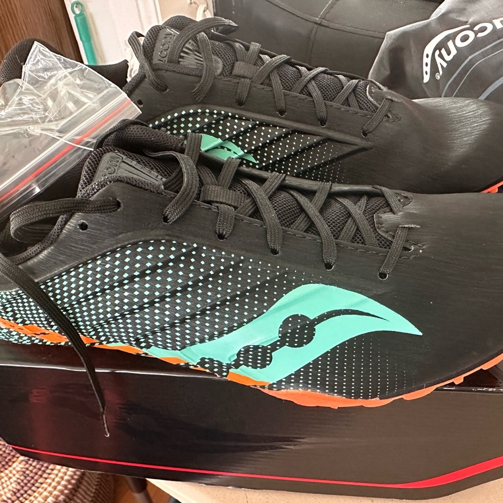 Saucony spitfire 5 Mens 9.5 track spikes black green athletic running shoes.